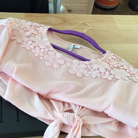 ELLE SPRING PINK top w/floral lace collar and front side tie details, XL. - Picture 6 of 8